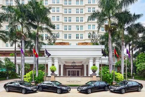 Mặt sưng vù sau khi lau bằng khăn giấy ở nhà hàng